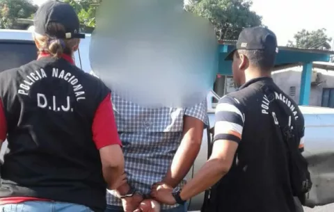 Detienen a sujeto por actos libidinosos frente a colegio de Chitré