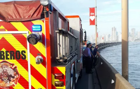 Sujeto se lanza de un taxi y después al mar en el Corredor Sur 