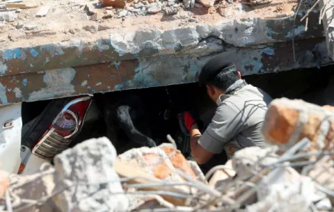 Aumentan a 131 la cifra de los muertos por el terremoto en Indonesia