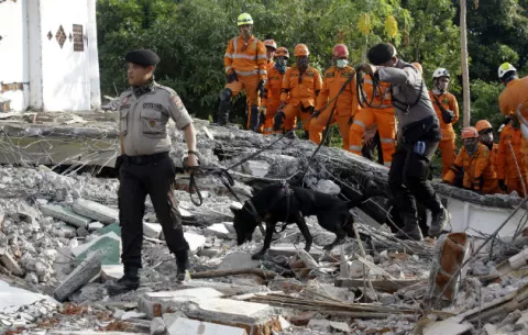 Se elevan a 105 las víctimas mortales del terremoto de Indonesia