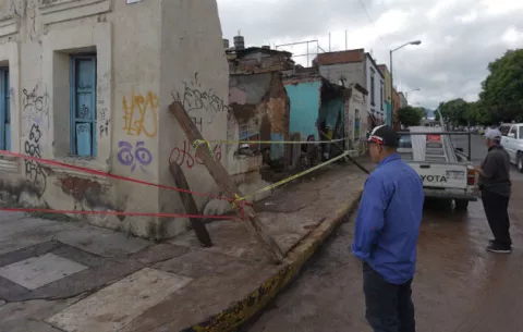 John avanza como huracán categoría 2 y provoca tormentas en México