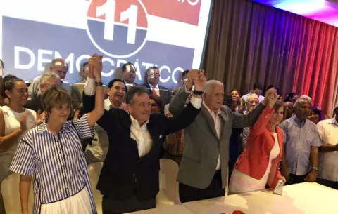 Navarro declina a sus aspiraciones y apoya a Pérez Balladares