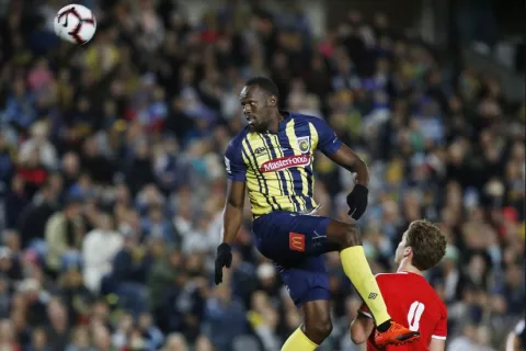 Bolt estrena en su nueva faceta de futbolista