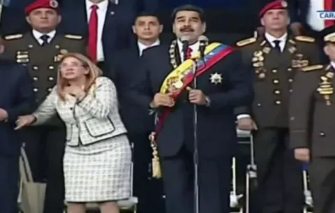 Solución a crisis es "democrática", dice oposición tras atentado a Maduro