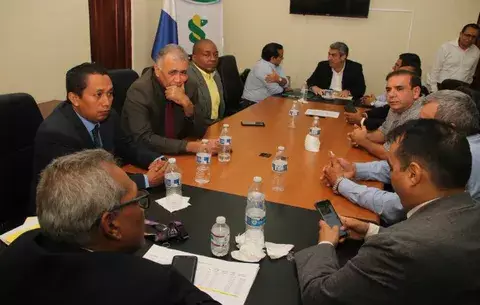 Médicos veterinarios levantan huelga de brazos caídos
