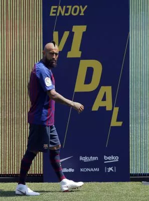 Vidal firmó con el Barcelona para ganar la Champions