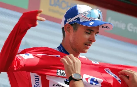 Rudy Molard  se enfunda el maillot rojo de La Vuelta a España