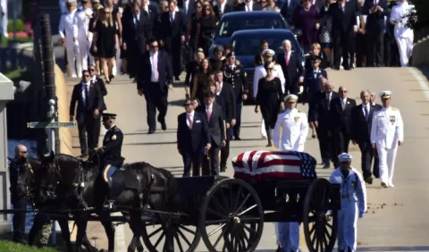 McCain hasta en su funeral mostró su antipatía por Donald Trump