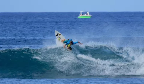 Selección de surf recoge fondos para   poder viajar