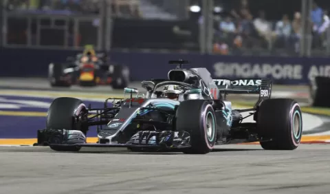 Lewis Hamilton  se lleva la bandera de cuadros en Singapur