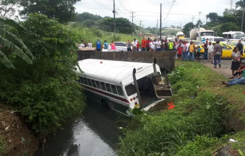 Aparatoso accidente en Colón deja unos 20 heridos