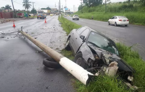 Conductor se estrella contra poste eléctrico en Colón