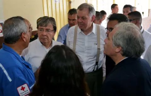 Almagro escucha a los venezolanos que transitan por paso fronterizo de Cúcuta