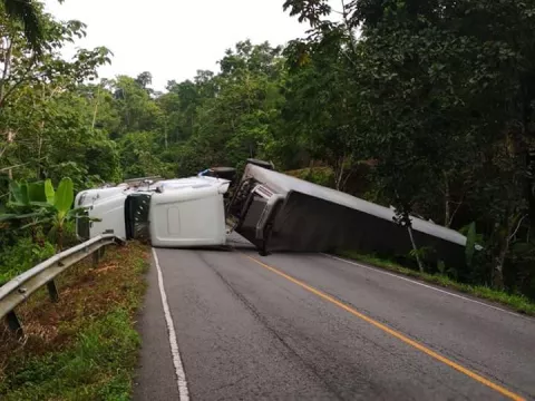 Conductor de articulado con bananos quedó volcado en Bocas del Toro