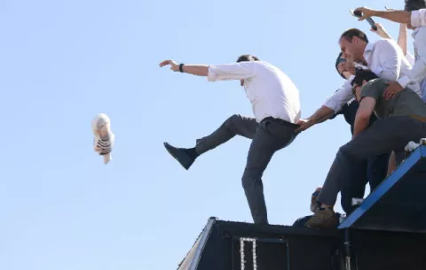 Ultraderechista Bolsonaro fue apuñalado durante mitin en Brasil y sale ileso
