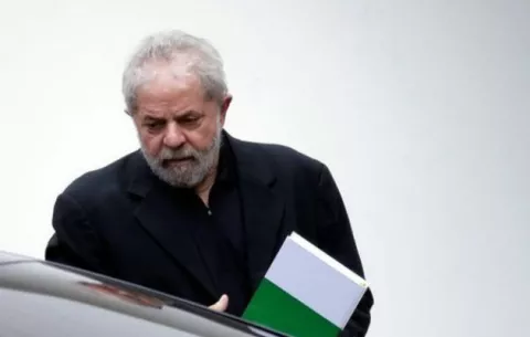 Lula anuncia que desiste de su candidatura presidencial
