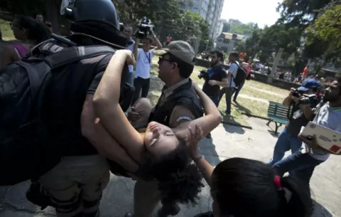 Incidentes entre policía y manifestantes en entrada de Museo Nacional, quemado en Río