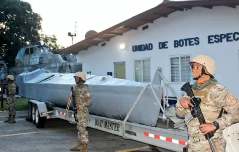 Ubican embarcación semisumergible para traficar droga en Panamá Oeste