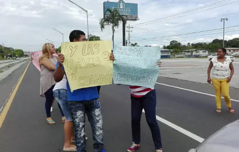 Moradores de proyecto habitacional en Coloncito de Chame exigen sus llaves