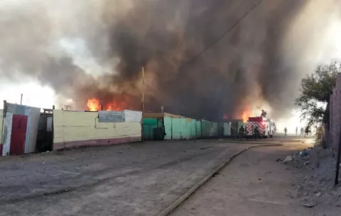 Incendio en Chile deja 100 casas destruidas y 400 damnificados