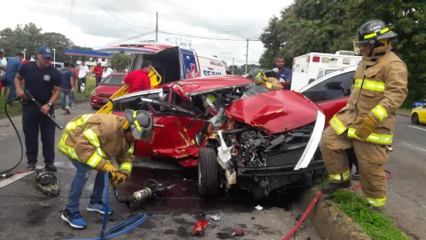Tres heridos deja una colisión entre un auto sedán y una grúa en Chiriquí