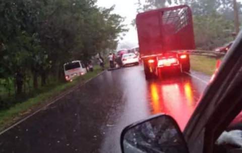 Dos muertos y varios heridos deja colisión entre un bus y un sedán en San Andrés