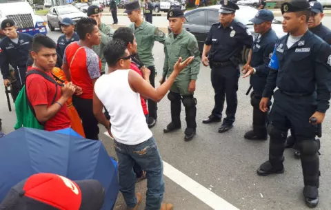 Enfrentamientos entre policías y residentes de Besikó en protesta por carretera 
