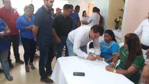 Indígenas y el gobierno llegan a varios acuerdos en San Juan