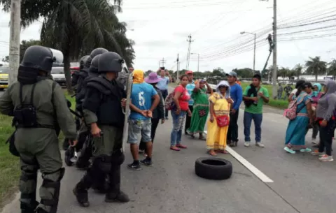 Precaristas en Chiriquí cierran la vía Interamericana 