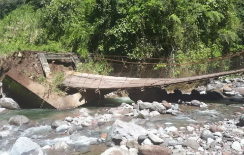 Colapsa puente en Chiriquí por desbordamiento del río Chuspa