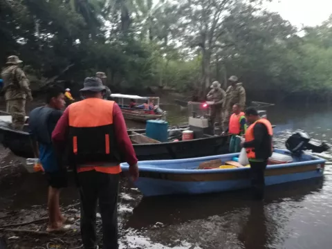 Rescatan a cuatro pescadores artesanales en la Isla Pipón