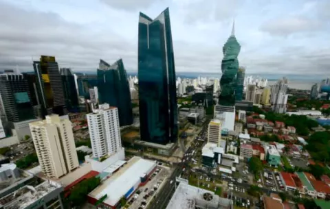 Economistas aseguran que cierres de empresas y despidos son señal de que la economía está mal