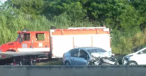 Triple colisión en autopista Arraiján- La Chorrera cerca del puente Perurena
