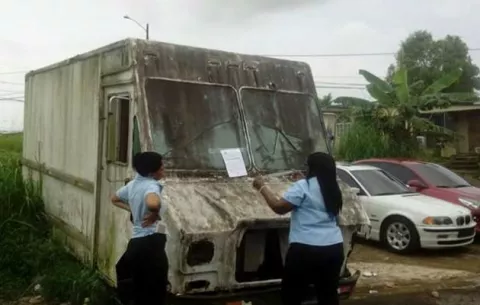 Carros abandonados convertidos en hogares de alimañas en Colón
