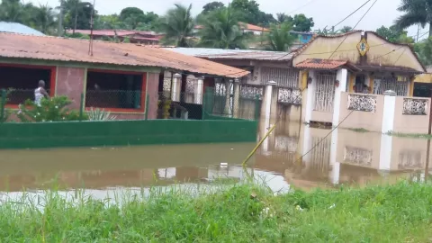 Cerca de 15 casas resultaron afectadas por las inundaciones en Colón