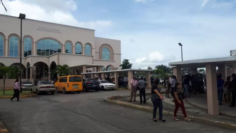 Dos personas afectadas por inhalación de humo tras explosión en el Órgano Judicial en Colón