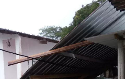 El mal tiempo deja varias casas sin techo en la Costa Arriba de Colón