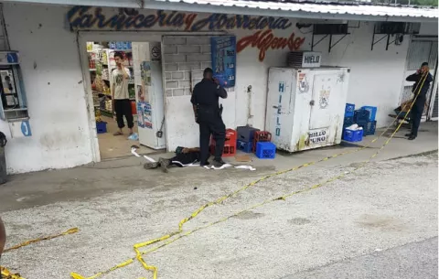 Policías sorprenden a asaltantes cuando robaban en una abarrotería en Colón 