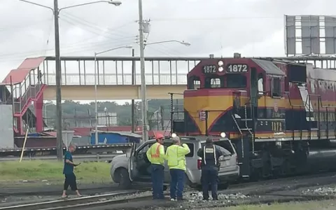 Tren Choca auto que se atravesó en la vía, a la altura de los cuatro altos