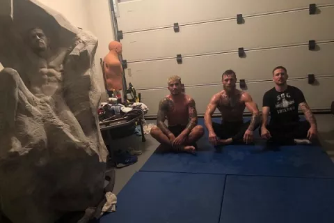 McGregor presume su estatua hiperrealista 