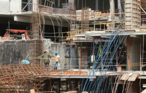 Renta y precio de venta de oficinas  disminuye por oferta excedente 