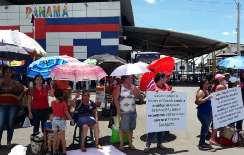 Ticos cierran la frontera de Paso Canoas por alza de impuestos