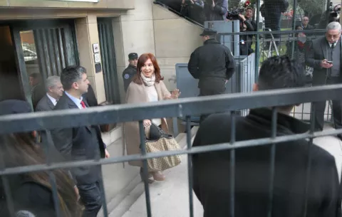 Juez procesa con prisión preventiva a Cristina Fernández por caso de sobornos