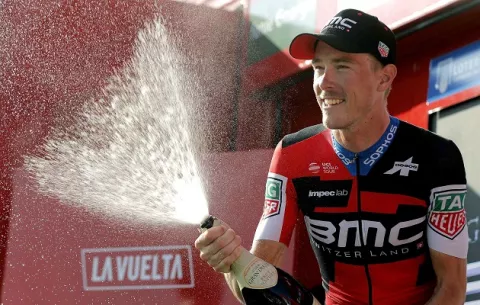 Dennis gana la contrarreloj  y Yates resiste ante Valverde en la Vuelta