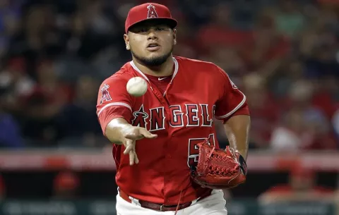 Jaime Barría no pudo con la ofensiva de los Rangers de Texas