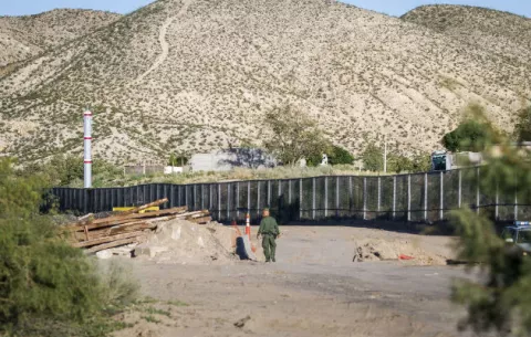 Autoridades comienzan a sustituir malla por muro fronterizo en Texas