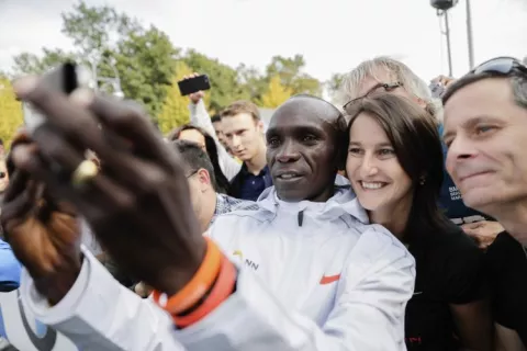 Eliud Kipchoge corre directo a la leyenda  del maratón