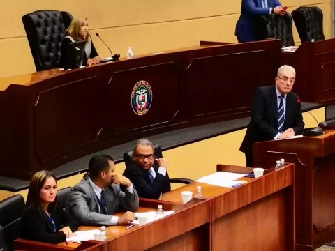 Administrador de la Asep Roberto Meana descarta concesiones de fibra óptica en Panamá