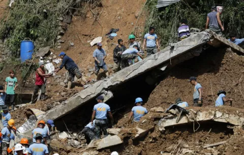 Filipinas se vuelca en rescate de un centenar de personas sepultadas en una mina