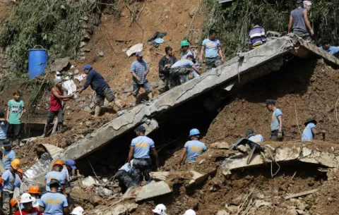 Tifón Mangkhut con 66 víctimas mortales y con decenas de personas atrapadas en una mina 